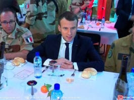 Emmanuel Macron partage un dîner de fête avec des militaires de l'opération Barkhane sur la base de Niamey au Niger. La France est prête à "renforcer son engagement" au Sahel dans la lutte contre les groupes terroristes, a déclaré samedi Emmanuel Macron.