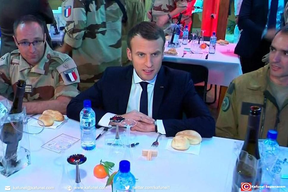 Emmanuel Macron partage un dîner de fête avec des militaires de l'opération Barkhane sur la base de Niamey au Niger. La France est prête Emmanuel Macron partage un dîner de fête avec des militaires de l'opération Barkhane sur la base de Niamey au Niger. La France est prête à "renforcer son engagement" au Sahel dans la lutte contre les groupes terroristes, a déclaré samedi Emmanuel Macron.