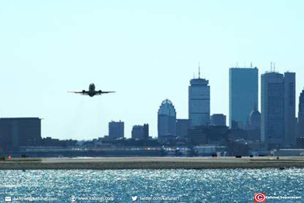 Un avion dérape sur le tarmac gelé de l'aéroport de Boston
