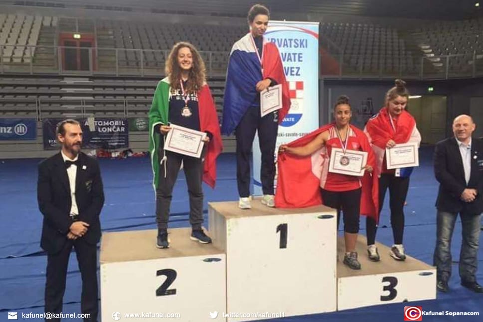 La jeune femme originaire de Cergy sur la plus haute marche du podium, dans sa catégorie des moins de 75 kg, en Croatie.(DR)