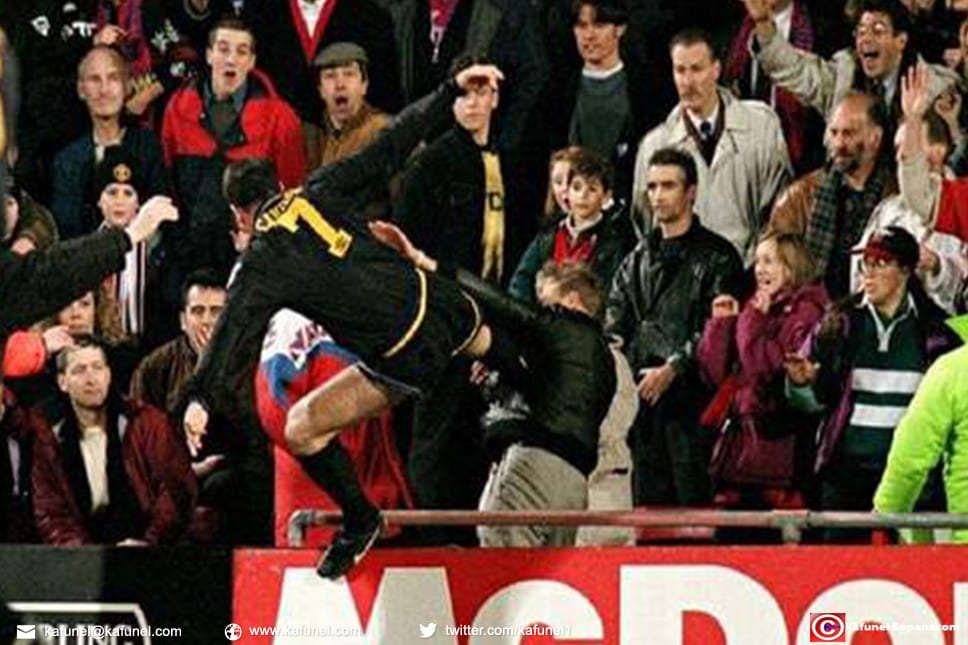 Le score est de 0-0 à la 48e minute lorsqu'un fan du club londonien insulte copieusement Éric Cantona. Son sang ne fait qu'un tour et le "King" l'agresse d'un geste de Kung-fu qui fera le tour du monde. Résultat des courses: 120 heures de travaux d'intérêt général et neuf mois de suspension. © (capture d'écran).