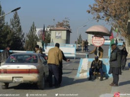 Des membres des forces de sécurité afghanes à un checkpoint devant l'entrée de l'hôtel Intercontinental à Kaboul le 22 janvier 2018 après une attaque de talibans contre l'établissement qui a fait au moins 22 morts