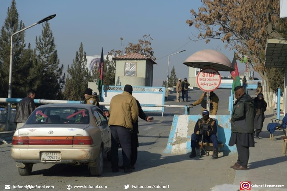 Des membres des forces de sécurité afghanes Des membres des forces de sécurité afghanes à un checkpoint devant l'entrée de l'hôtel Intercontinental à Kaboul le 22 janvier 2018 après une attaque de talibans contre l'établissement qui a fait au moins 22 morts