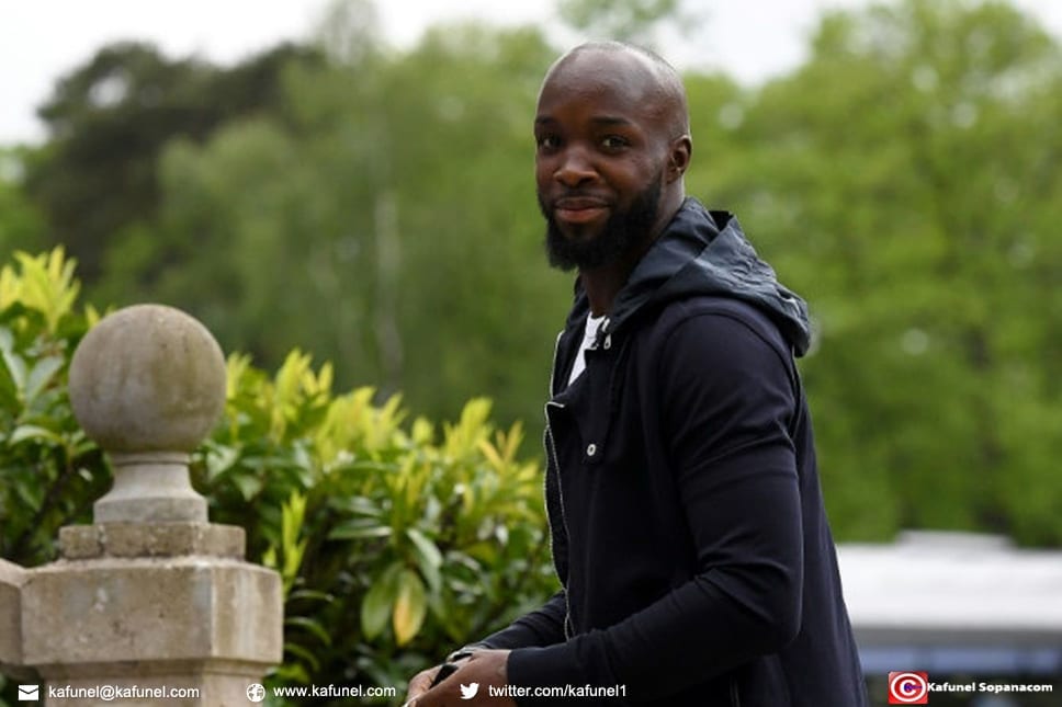 Lassana Diarra, le 24 mai 2016, à son arrivée à Clairefontaine, pour le regroupement de l'équipe de France Lassana Diarra, le 24 mai 2016, à son arrivée à Clairefontaine, pour le regroupement de l'équipe de France