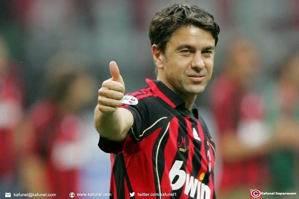 Alessandro Costacurta, défenseur et capitaine de l'AC Milan, à l'issue de son dernier match officiel, contre Udinese en Championnat, le 19 mai 2007 au stade San Siro de Milan Alessandro Costacurta, défenseur et capitaine de l'AC Milan, à l'issue de son dernier match officiel, contre Udinese en Championnat, le 19 mai 2007 au stade San Siro de Milan
