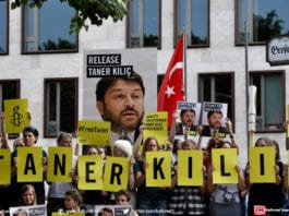 Des manifestants brandissent des portraits du président d'Amnesty international en Turquie, Taner Kiliç, pour demander sa libération, devant l'ambassade turque à Berlin, le 15 juin 2017
