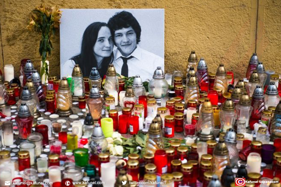 Cinq choses à savoir sur le meurtre d'un journaliste en Slovaquie.jpg Des bougies ont été disposées devant le portrait du journaliste assassiné Jan Kuciak et sa compagne Martina Kusnirova à Bratislava le 27 février 2018