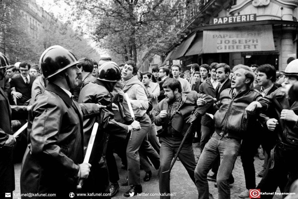 Face-à-face entre manifestants et policiers le 2 mai 1968, boulevard Saint Michel à Paris Face-à-face entre manifestants et policiers le 2 mai 1968, boulevard Saint Michel à Paris