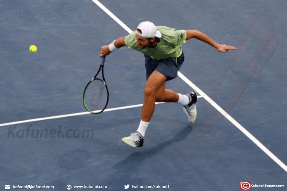 Lucas Pouille face au Russe Karen Khachanov lors du tournoi de Dubaï, le 28 février 2018 Lucas Pouille face au Russe Karen Khachanov lors du tournoi de Dubaï, le 28 février 2018