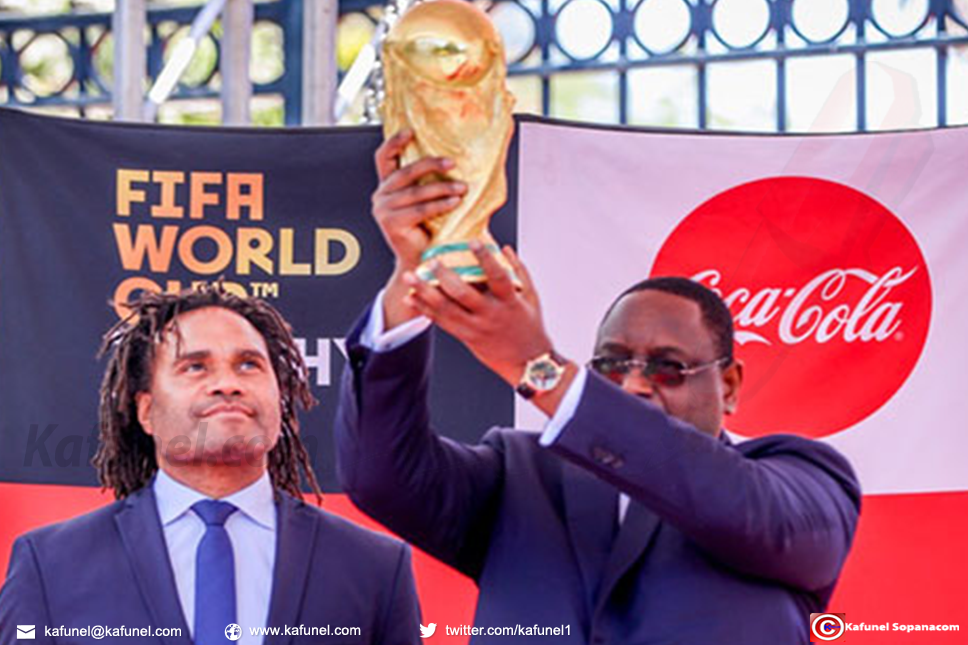 Macky Sall soulève le trophée en Or le plus convoité.jpg