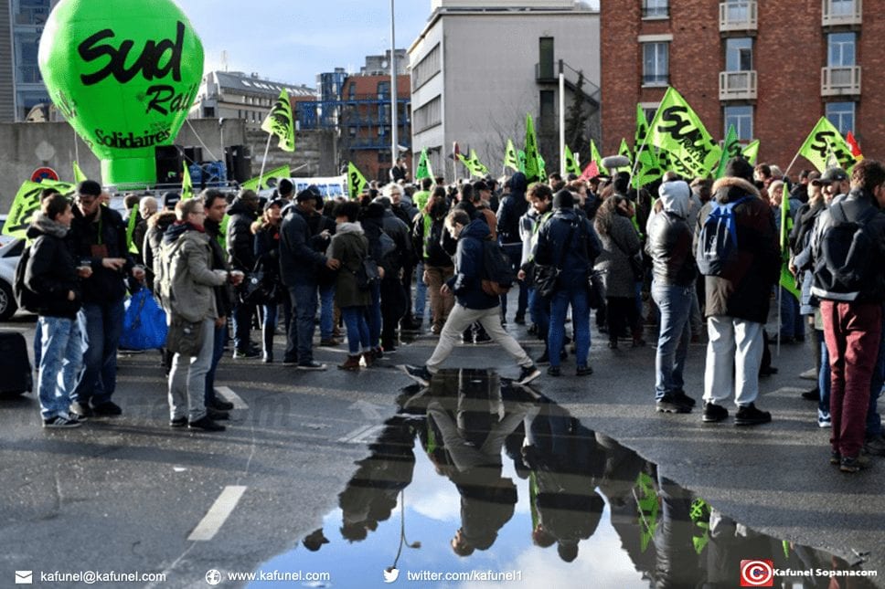 Manifestation de militants de Sud Rail contre la réforme de la SNCF Gare de Lyon à Paris, le 12 mars 2018