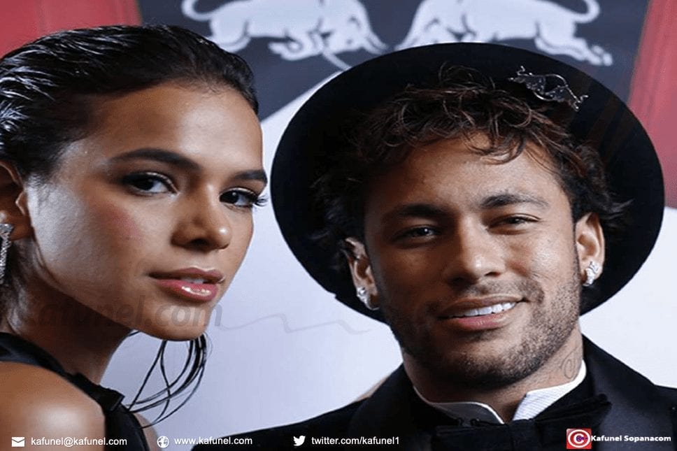 Neymar en chaise roulante après son opération du pied, il peut compter sur le soutien de sa compagne Bruna Marquezine