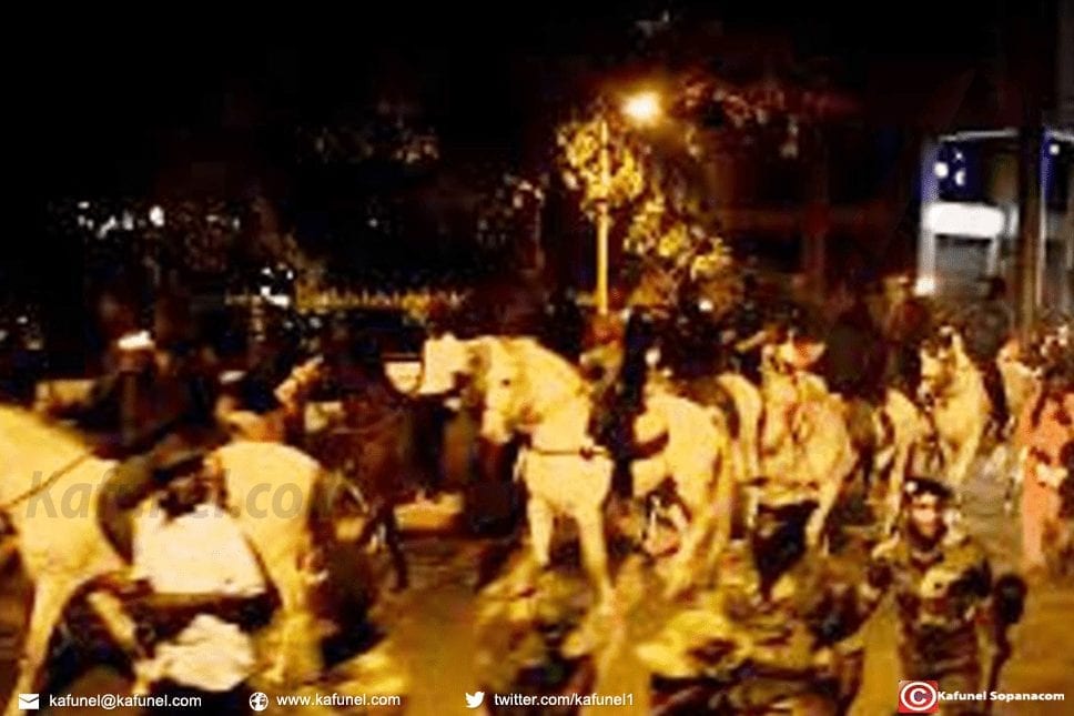 Retraite aux flambeaux 2018 - Macky Sall communie avec les marcheurs.jpg