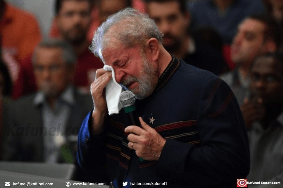 L'ex-président brésilien Lula pleure durant une messe à l'occasion du 1er anniversaire de la mort de sa femme Marisa à Sao Bernardo do Campo, près de Sao Paulo, le 3 février 2017.