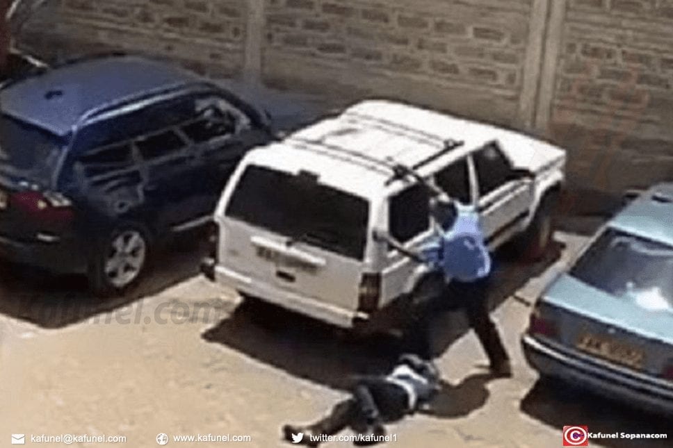 Un officier de police au Kenya chopé en train de brutaliser civil.jpg