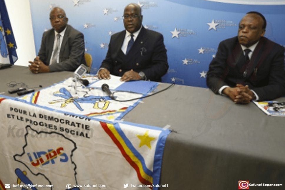 Felix Tshisekedi (centre), président de l'UDPS (opposition), donne une conférence de presse à Bruxelles le 18 mai 2018 | BELGA/AFP | NICOLAS MAETERLINCK