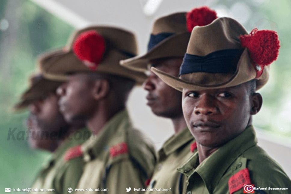 Tanzanie-police-droitsHomme-insolite.jpg Des policiers tanzaniens lors d'une réception officielle au palais présidentiel de Dar es Salaam, le 13 mai 2015 | AFP/Archives | Daniel Hayduk