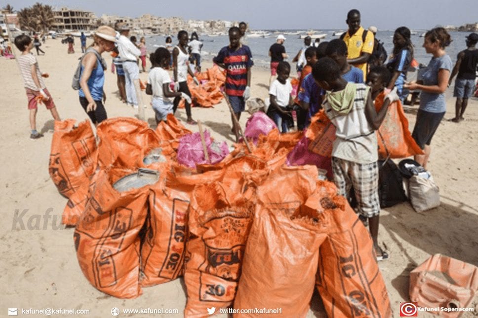 pollution-eau-environnement-déchets-plastiques-tourisme-Sénégal.jpg Des volontaires trient des ordures récupérées sur la plage de Ngor (Sénégal) le 9 juin 2018 | AFP | SEYLLOU