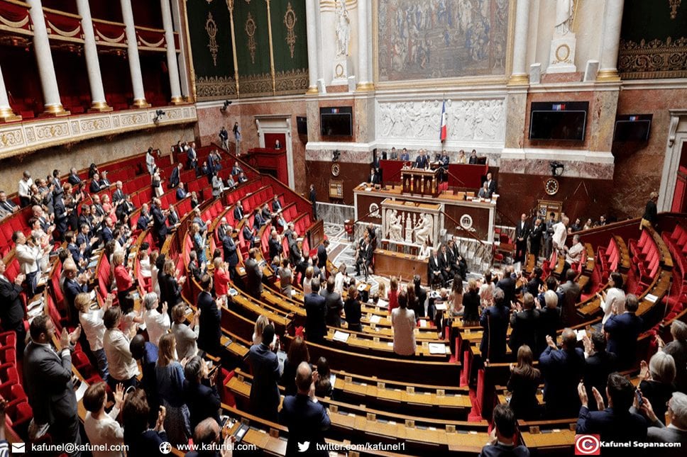 Constitution-francaise-l-Assemblee-supprime-le-mot-race-interdit-la-distinction-de-sexe.jpg Dans l'article 1 réécrit, la République "assure l'égalité devant la loi de tous les citoyens sans distinction de sexe, d'origine ou de religion".@ Thomas SAMSON / AFP