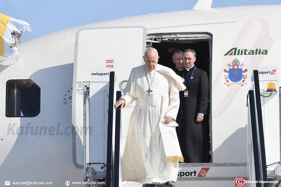 pape-francois-est-arrive-en-irlande-en-pleine-tourmente-sur-les-abus-du-clerge.jpg
