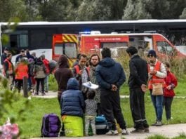 L'évacuation visait 400 à 500 migrants, essentiellement des "familles" et "des personnes fragiles", a précisé la sous-préfecture de Dunkerque. @ PHILIPPE HUGUEN / AFP