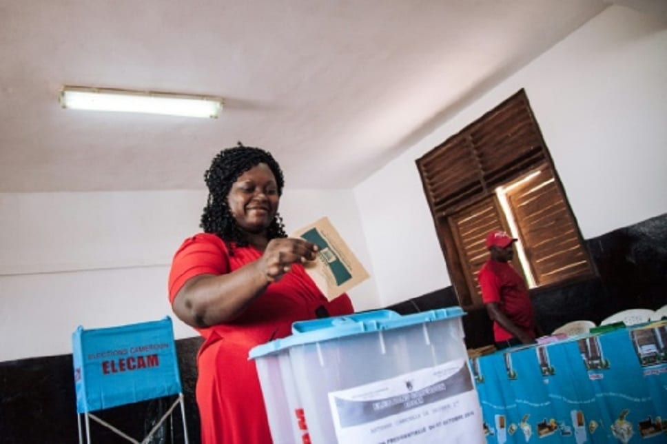 Le président de la commission de l'UA appelle à la retenue au Cameroun Une électrice camerounaise le 7 octobre 2018 à Yaoundé | AFP | ALEXIS HUGUET