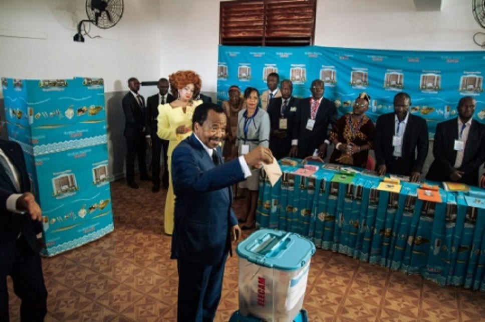 Paul Biya réélu pour sept ans au Cameroun 85 ans dont 35 au pouvoir Le président du Cameroun Paul Biya vote le 7 octobre 2018 en compagnie de son épouse Chantal | AFP | ALEXIS HUGUET