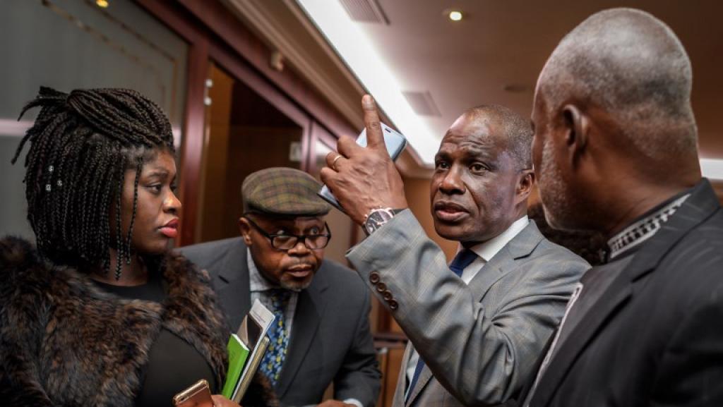 Martin Fayulu (la main en l'air), peu après sa désignation comme candidat unique de l'opposition congolaise, dimanche 11 novembre à Genève, en Suisse. Martin Fayulu (la main en l'air), peu après sa désignation comme candidat unique de l'opposition congolaise, dimanche 11 novembre à Genève, en Suisse.