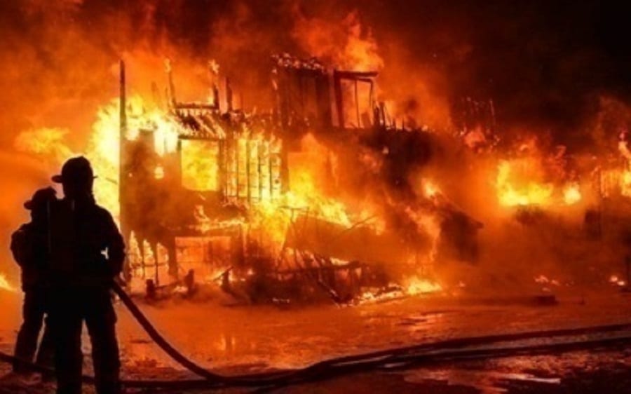 Le Magasin d’un marocain prend feu Dégât matériel énorme Le Magasin d’un marocain prend feu Dégât matériel énorme