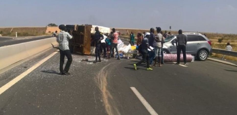 Un camion se renverse près du péage de Rufisque Un camion se renverse près du péage de Rufisque