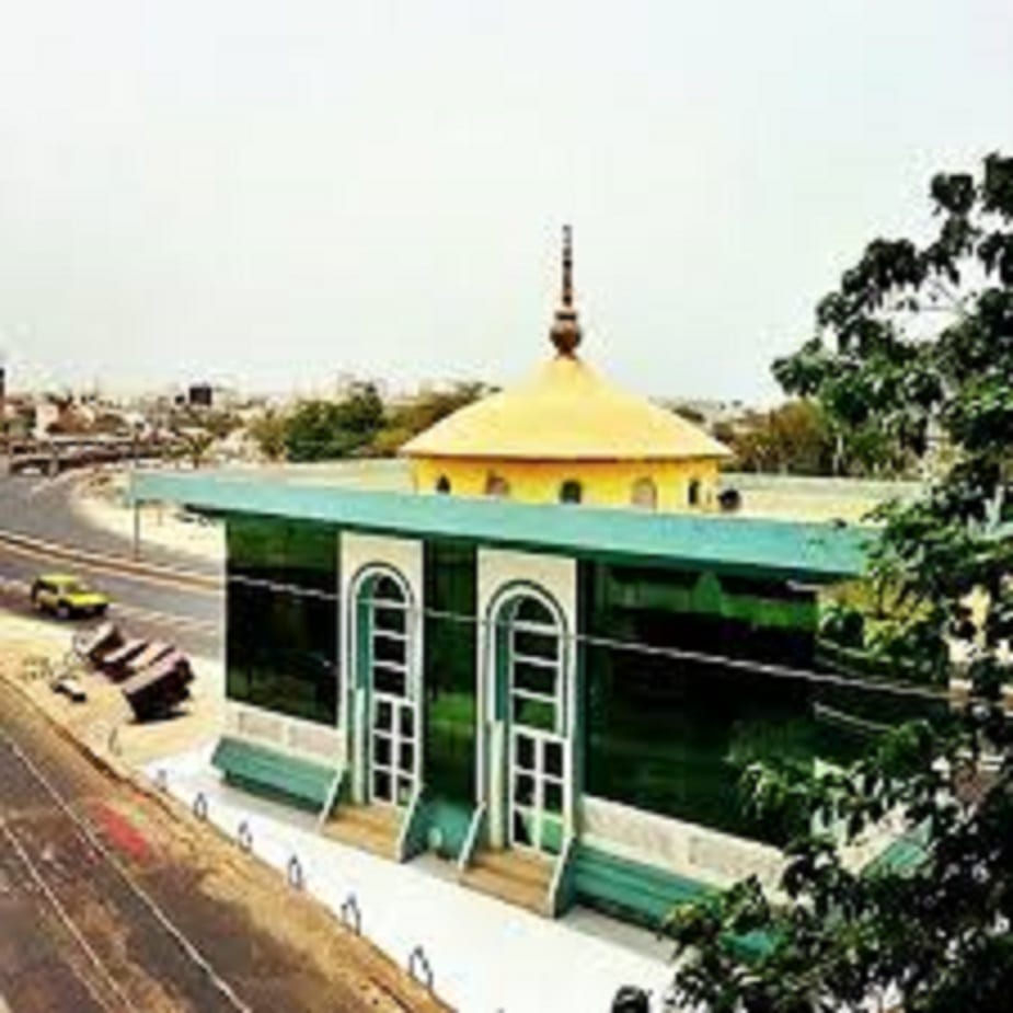 Bagarre entre l'Imam et un fidèle à la mosquée de Fann-Hock pour une affaire de place Bagarre à la mosquée de Fann-Hock : L'imam roue de coups le fidèle pour une affaire de place