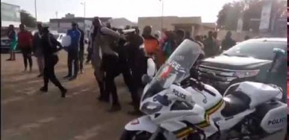BuzzKafunel ! Arrestation musclée de Carlou D par la police BuzzKafunel ! Arrestation musclée de Carlou D par la police