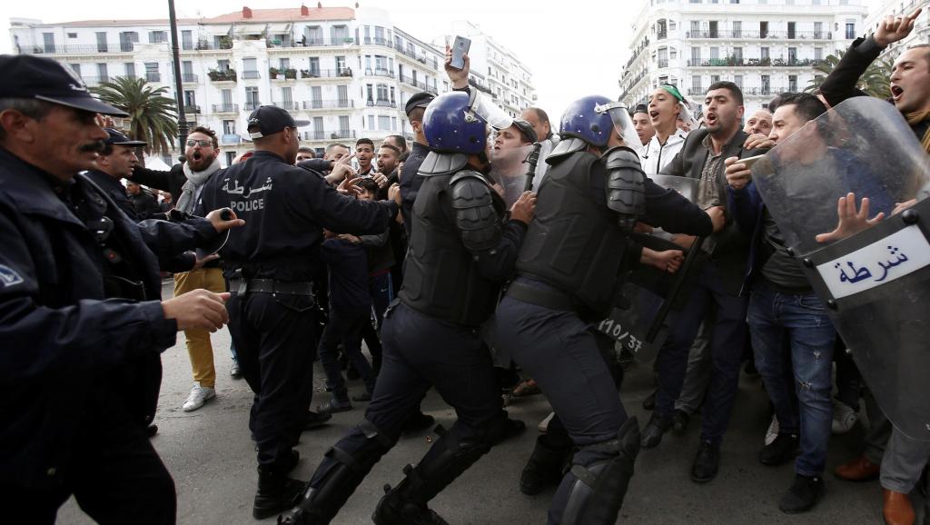 algeria-protests_0 En Algérie, les policiers tentent d’empêcher les manifestants d'avancer. Alger, le 12 avril 2019.