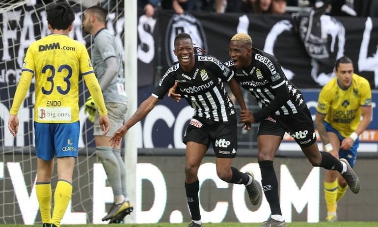 Charleroi écarte Saint-Trond et prend la tête du groupe A Charleroi écarte Saint-Trond et prend la tête du groupe A