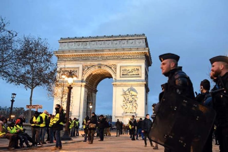 FRANCE-POLITICS-SOCIAL-DEMO Des « gilets jaunes » manifestent près de l’Arc de triomphe, le 8 décembre 2018. ALAIN JOCARD / AFP