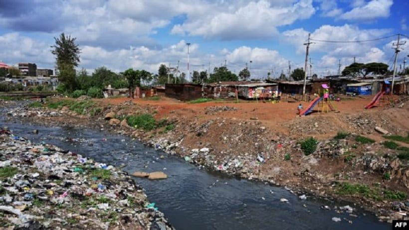 Kenya 14 corps, dont des bébés, retrouvés dans les rivières de Nairobi Une aire de jeux pour enfants située sur les rives de la rivière Nairobi, dans un parc de micro-loisirs créé par des jeunes des taudis et située sur une partie de la rive des eaux très polluées du fleuve à Korogoc. Photo : le 17 mai 2019 à Nairobi