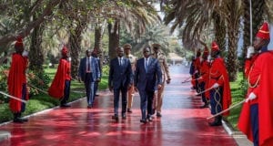 Le-président-sénégalais-Macky-Sall-à-droite-va-supprimer-le-poste-de-Premier-ministre.-Mohammed-Boun-Abdallah-Dionne-lactuel-Premier-ministre-à-gauche-se-chargera-de-conduire-300x160 Le Premier ministre sénégalais Mahammed Dionne et le président Macky Sall qui, au lendemain de sa prestation de serment pour un deuxième mandat, a annoncé la suppression du poste de Premier ministre. Photo : Présidence sénégalaise