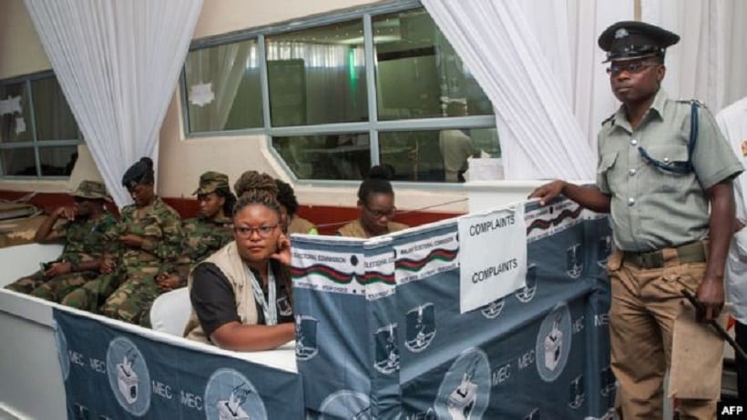 Les résultats de la présidentielle au Malawi retardés pour cause de litiges Un policier au centre Tally à Blantyre, le 24 mai pendant un briefing May 24, 2019,