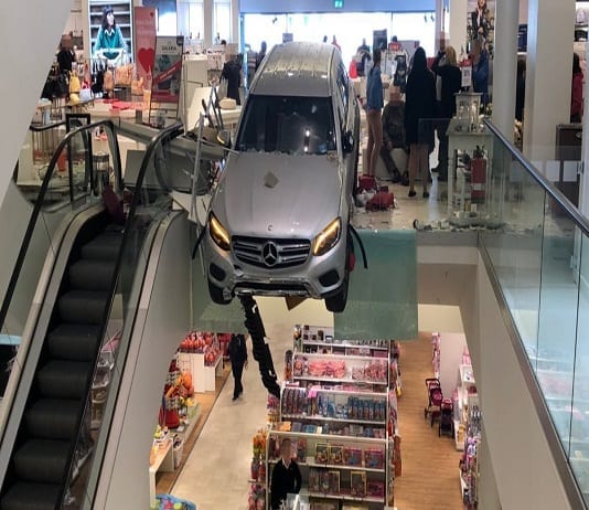 Un conducteur de 85 ans perd le contrôle de son véhicule et sème la panique dans un centre commercial
