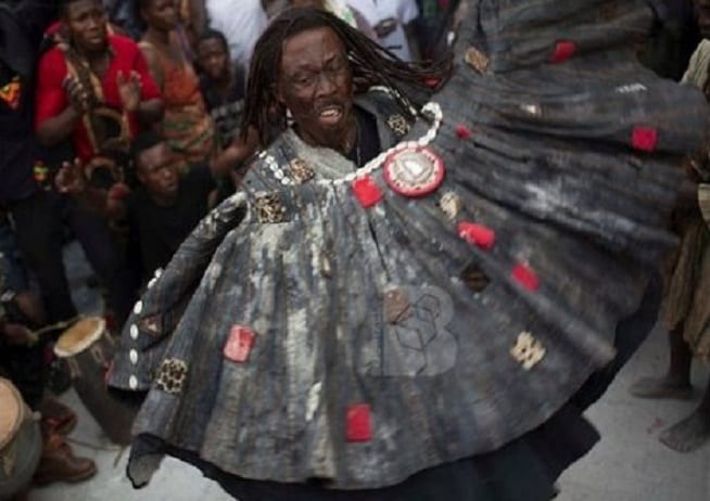 marabout Un marabout (Ghana) dans une église pour reprendre son charme donné au pasteur