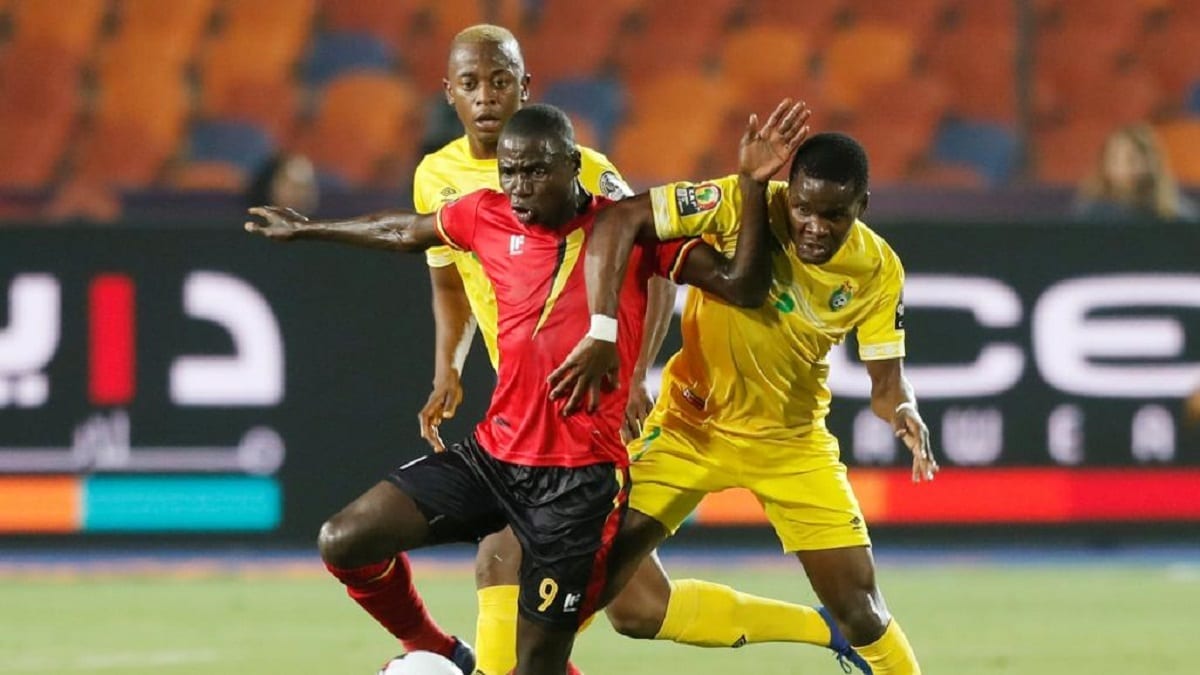 CAN 2019 l'Ouganda et le Zimbabwe se quittent sur un nul L'Ougandais Patrick Kaddu à la lutte avec deux joueurs zimbabwéens le 26 juin 2019. REUTERS/Mohamed Abd El Ghany