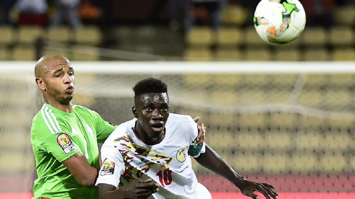 Comme lors de la CAN 2017, Yacine Brahimi (maillot vert) et Ismaila Sarr vont se faire face lors de Sénégal-Algérie. Comme lors de la CAN 2017, Yacine Brahimi (maillot vert) et Ismaila Sarr vont se faire face lors de Sénégal-Algérie. KHALED DESOUKI / AFP