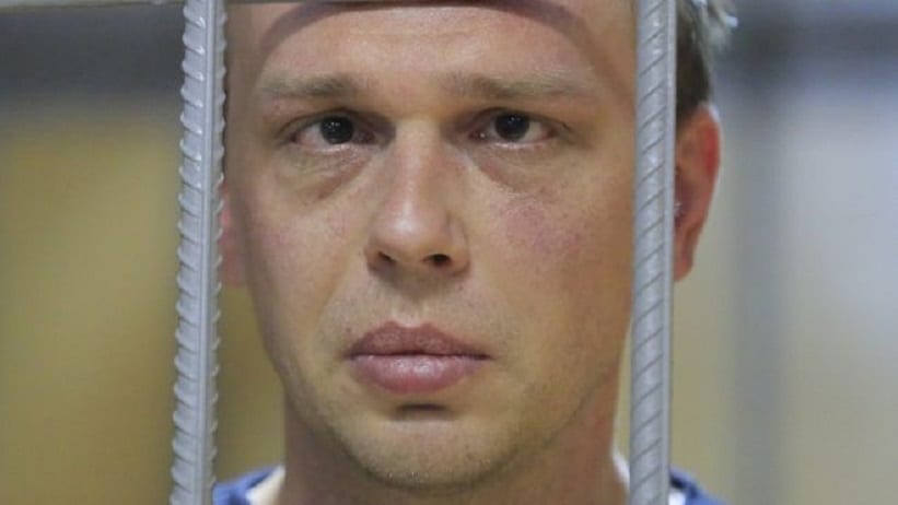 Ivan Golounov, journaliste russe accusé, libéré après le tollé général M. Golounov vu dans une cage devant le tribunal le 8 juin