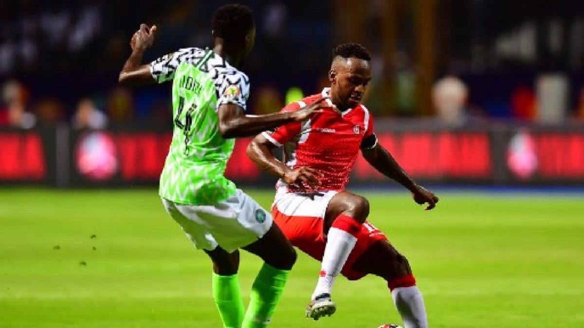 Le Burundais Saido Berahino (d) en duel avec le Nigérian Wilfred Ndidi, le 22 juin 2019. Le Burundais Saido Berahino (d) en duel avec le Nigérian Wilfred Ndidi, le 22 juin 2019.