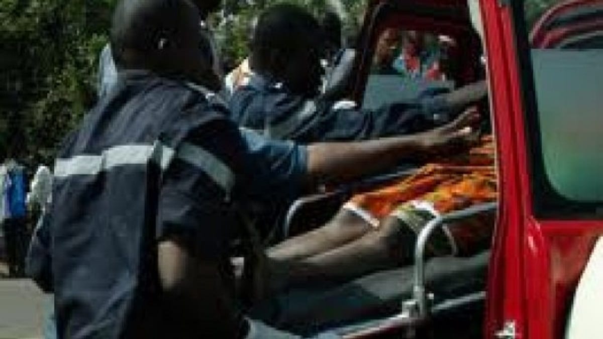 Louga Une collision entre un véhicule « Clando » et une moto Jakarta fait un mort et deux blessés Louga : Une collision entre un véhicule « Clando » et une moto Jakarta fait un mort et deux blessés