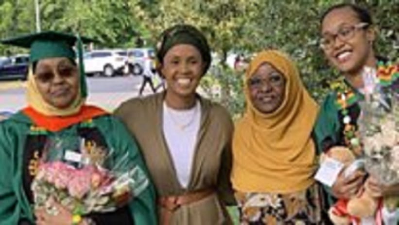 Mère et fille obtiennent leur diplôme de l'université américaine le même jour Mère et fille obtiennent leur diplôme de l'université américaine le même jour