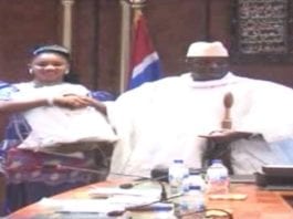 Fatou (« Toufah ») Jallow, photographiée avec le président gambien Yahya Jammeh à Banjul le 24 décembre 2014,