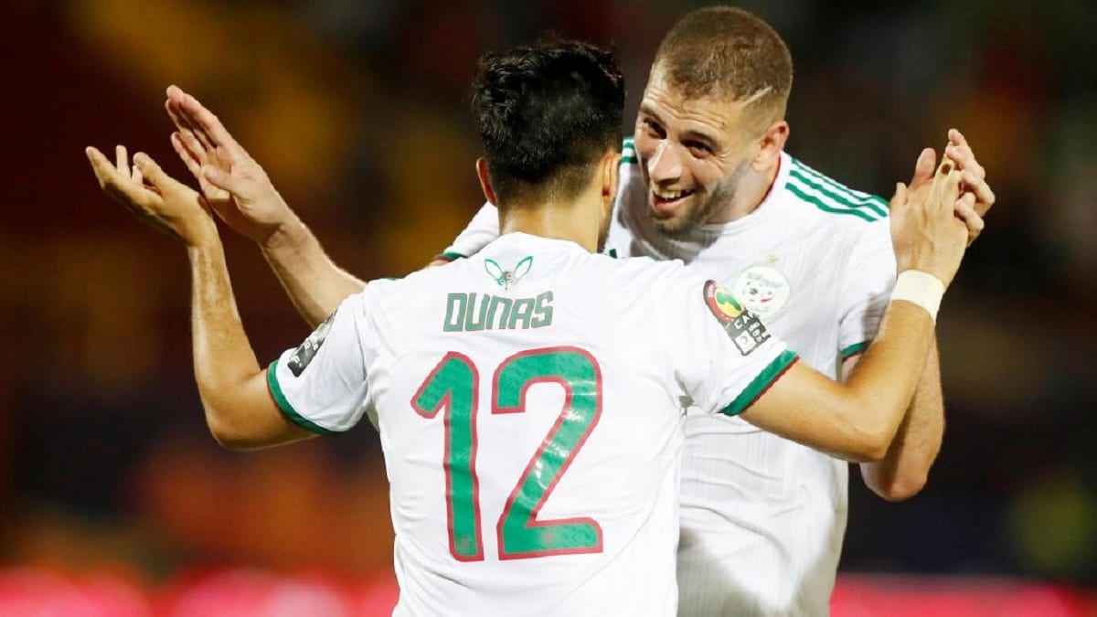 CAN 2019 One, two, three Alger… rit ! Les deux buteurs de la soirée, Islam Slimani et Adam Ounas, célèbrent la victoire de leur équipe 3-0 contre la Tanzanie.