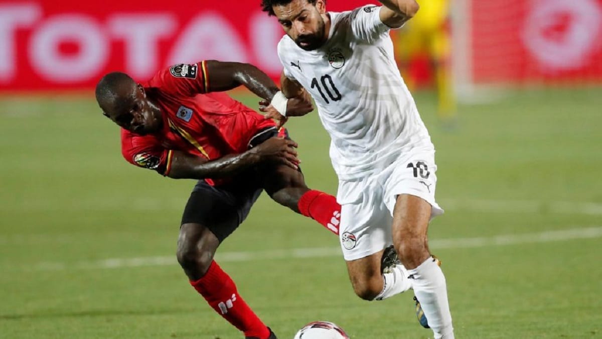 CAN 2019 l'Égypte bat l'Ouganda dans la douleur L'Egyptien Mohamed Salah à la lutte avec l'Ougandais Michael Azira.