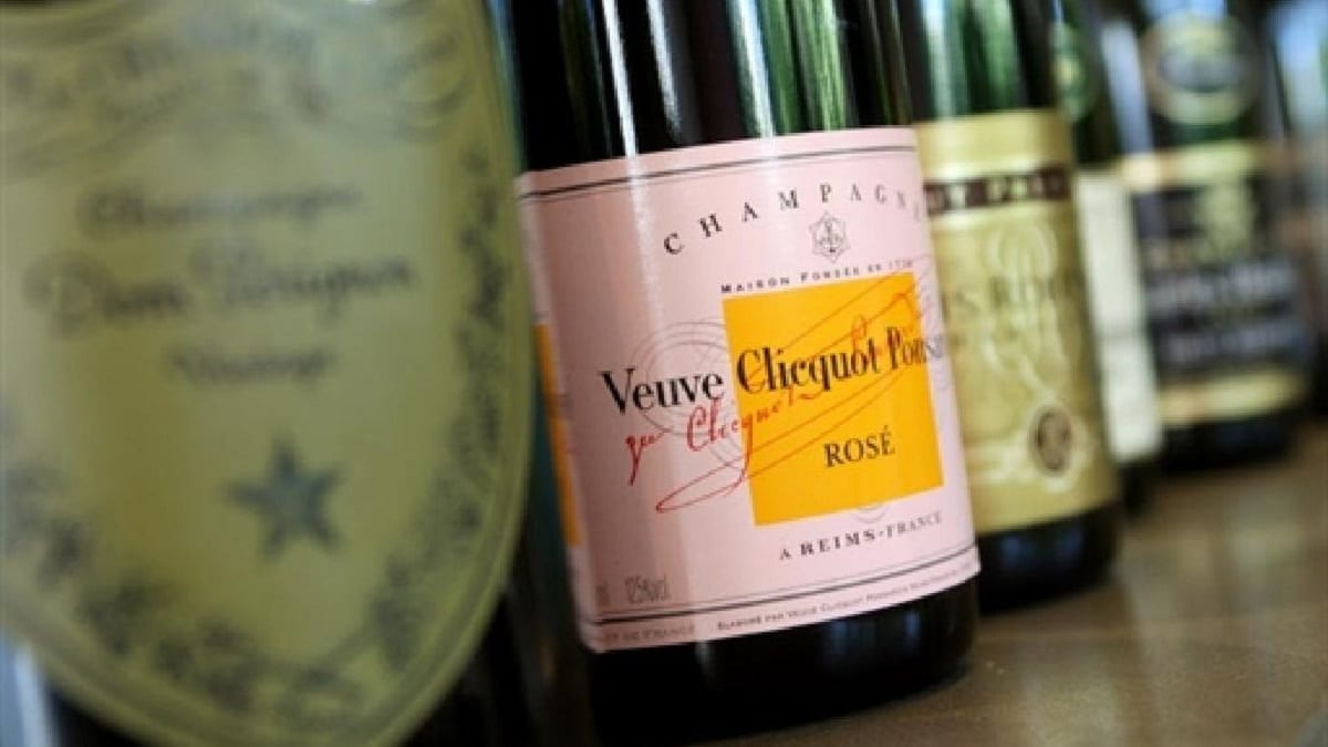 La balance commerciale agroalimentaire de la France est devenue déficitaire Le Veuve Clicquot serait le plus vieux champagne encore buvable dans le monde. La France est toujours réputée pour ses boissons, notamment les vins et spiritueux. AFP Photo/William West